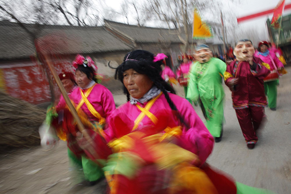 Chinese husband, American wife hold rural wedding