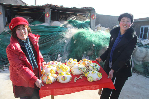 Fishermen in E China pray to the seas