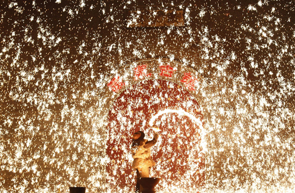 Lantern Festival celebration: spraying molten iron