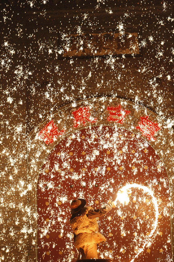 Lantern Festival celebration: spraying molten iron