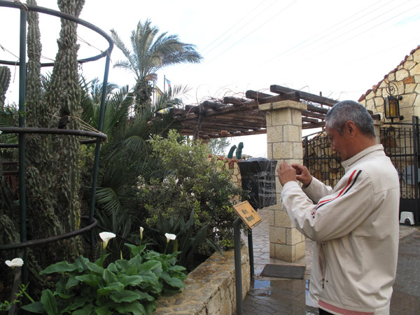 Chinese evacuees arrive on island of Crete