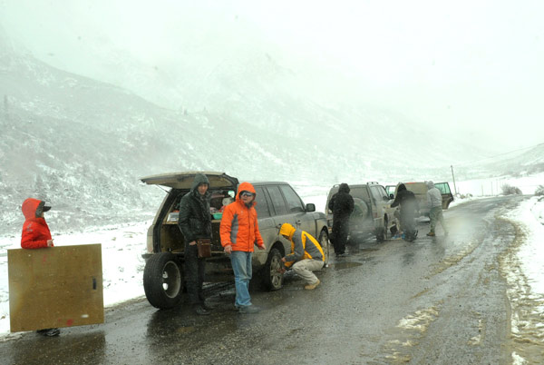 Heavy snow paralyzes road to Tibet