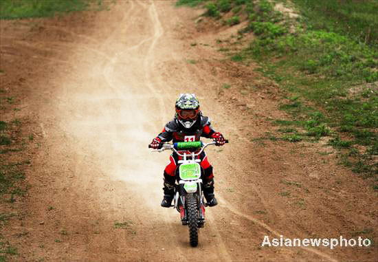 9-year-old crazy about cross-country motor racing