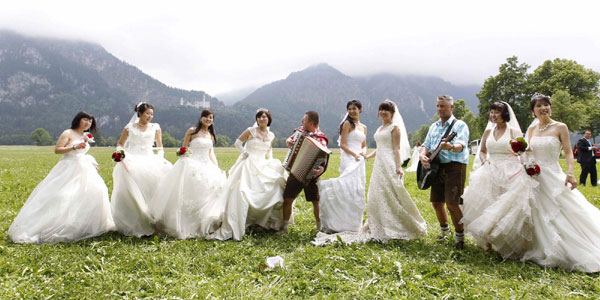 Chinese newlyweds tour German town