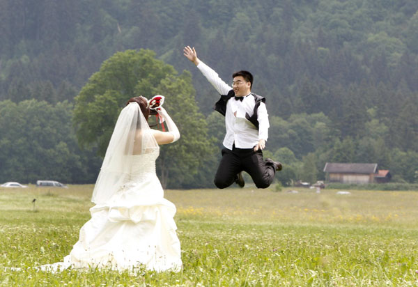 Chinese newlyweds tour German town