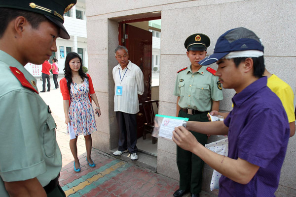 Injured student sits for <EM>Gaokao</EM> after car crash