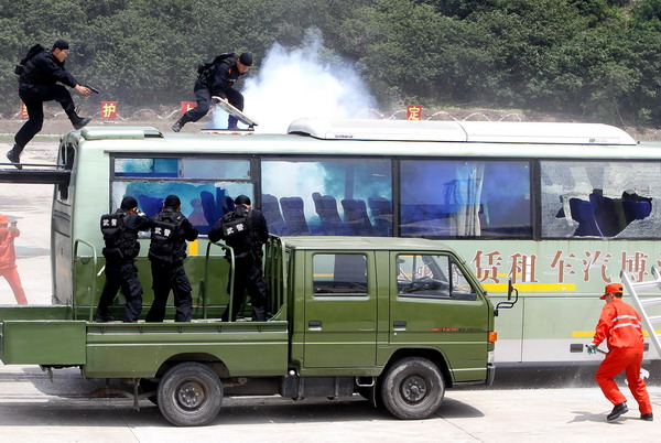 Anti-terrorism drill held in Shanghai