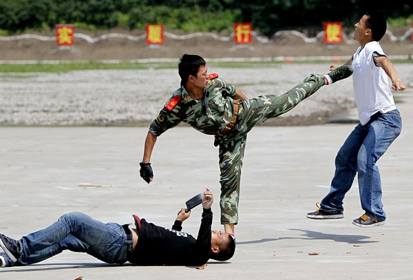 Anti-terrorism drill held in Shanghai