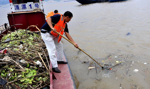 Floating trash clogs up Three Gorges Reservoir