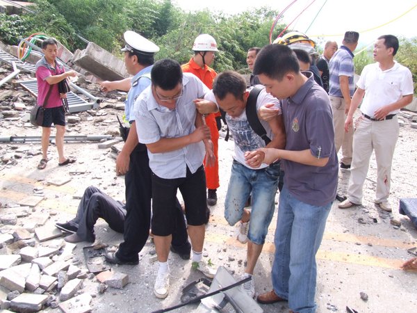 Bridge collapse kills 1, injures 22