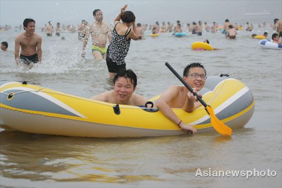 People flock to beach to avoid summer heat