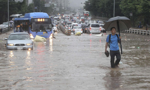 Heavy rain in Seoul disrupts traffic