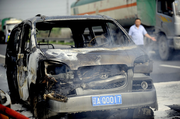 Car burns spontaneously in NE China