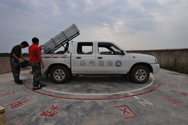 Artificial rain eases drought in SW China