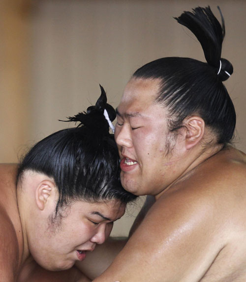 Sumo wrestlers back to tsunami-hit district in Japan