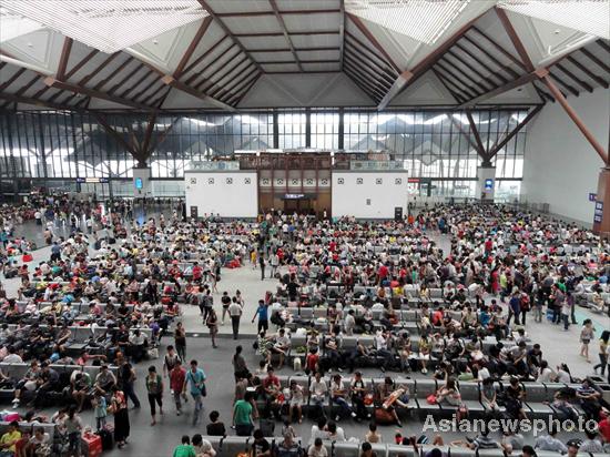 Influx of passengers crowd Suzhou railway station