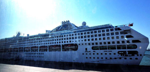 Cruise ships bring tourists to Tianjin