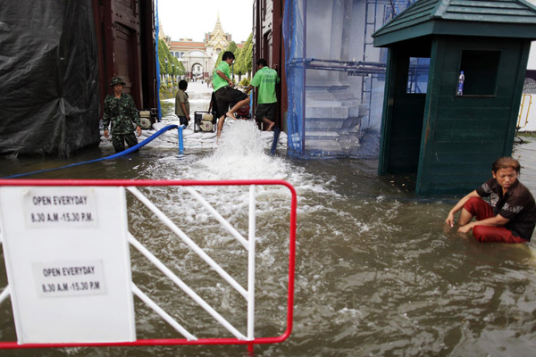 Bangkok flood kills 377, affects 2.2 million