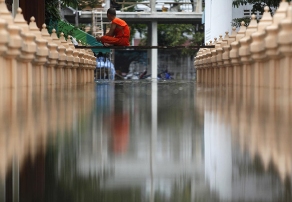 Bangkok flood kills 377, affects 2.2 million