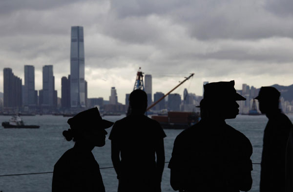 US aircraft carrier pulls in Hong Kong