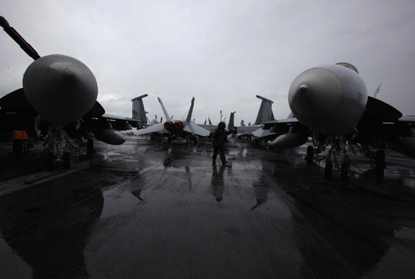 US aircraft carrier pulls in Hong Kong