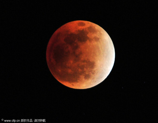 Chinese enjoy best lunar eclipse in decade