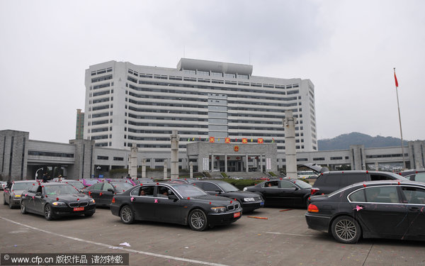 Wedding cars cause traffic jam in E China