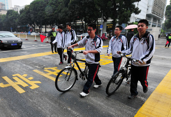 Fuzhou sets up student crosswalk