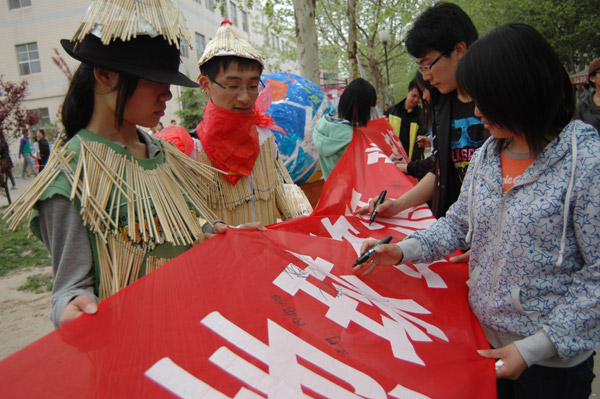 Chopstick outfits enhance environmental awareness