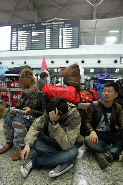 Fog disrupts flights, 3,000 flyers stranded