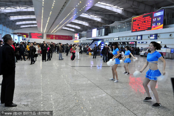 Airport offers dancers to delayed passengers