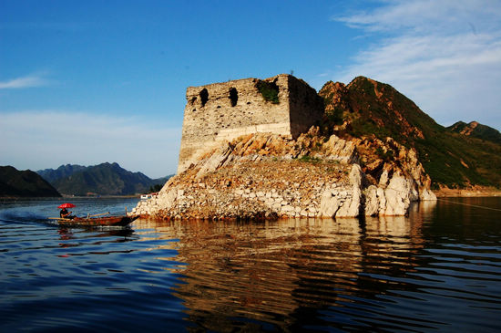 'Underwater Great Wall' emerges from reservoir