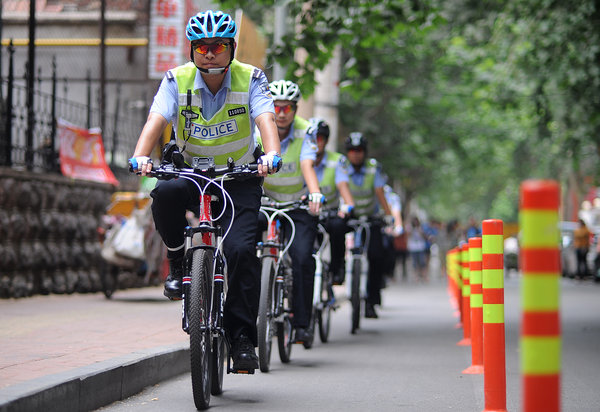 Police in E China cycle the roads