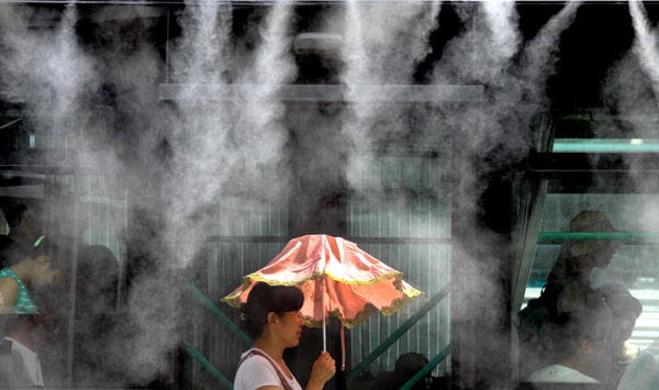 Passengers at E China bus station stay cool