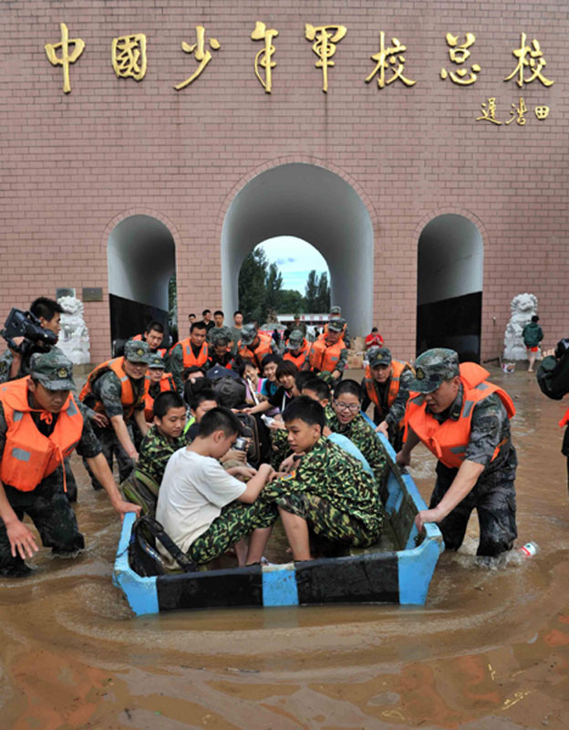 Heavy rain lashes Beijing