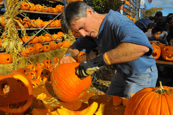 40,000 pumpkins lit to beat Guinness World Record