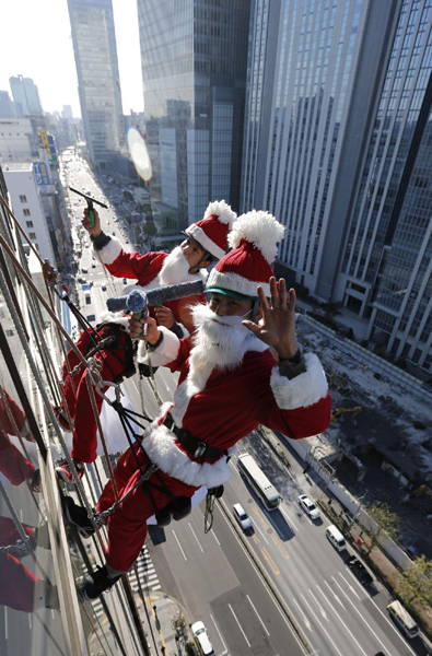 Window cleaners dress as Santa in Tokyo