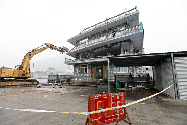 Bridge house demolished in E China