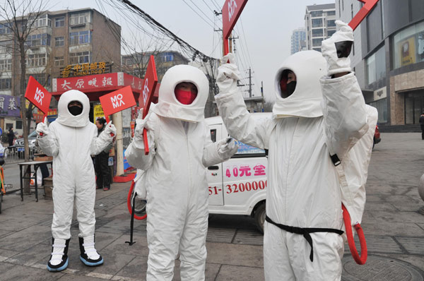 'Astronauts' hand out free masks in N China