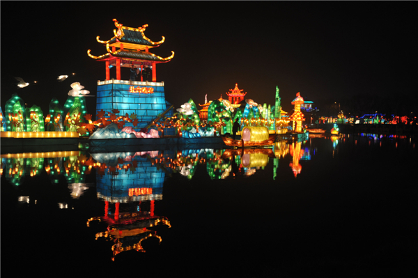 Lanterns decorated in E China to greet Spring Festival