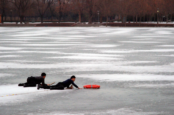 Boy saved from drowning by passerby in N China