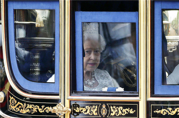 Queen Elizabeth opens Parliament