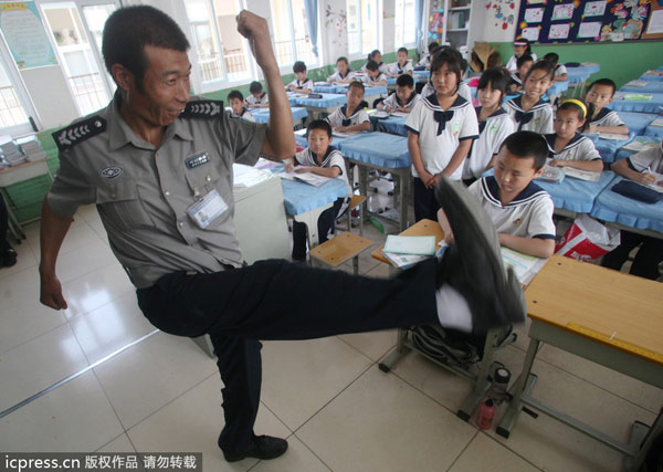 School teaches students self defense skills