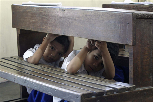 Philippine students take part in earthquake drill