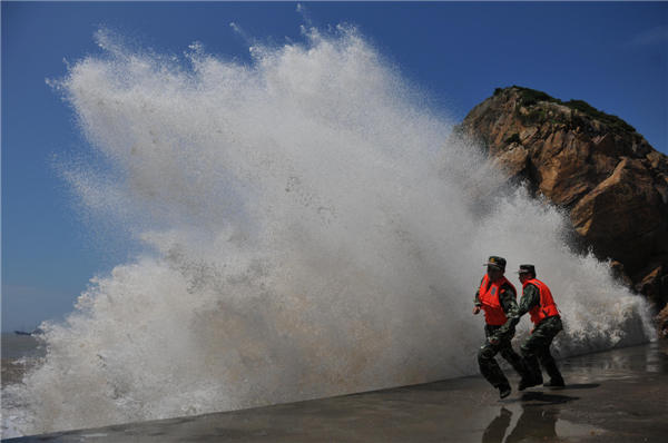 Typhoon Soulik brings huge waves