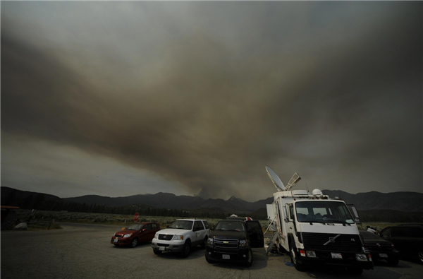 Firefighters hold line against California wildfire