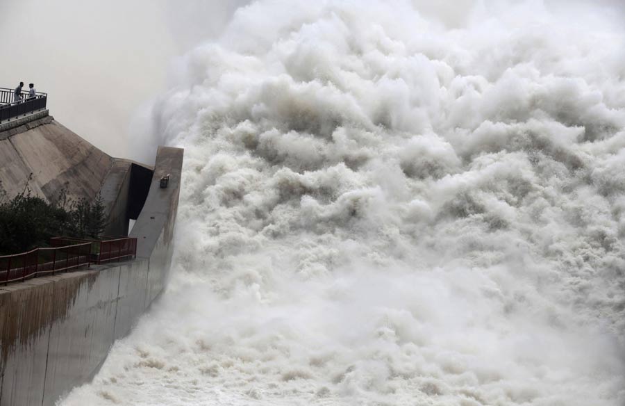 Water gushes through Xiaolangdi Dam