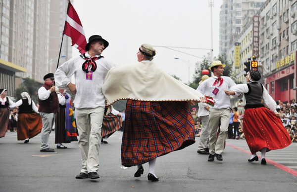 Folk customs parade in Luoyang