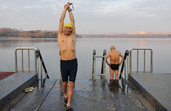 Swimming lovers brave cold in NE China