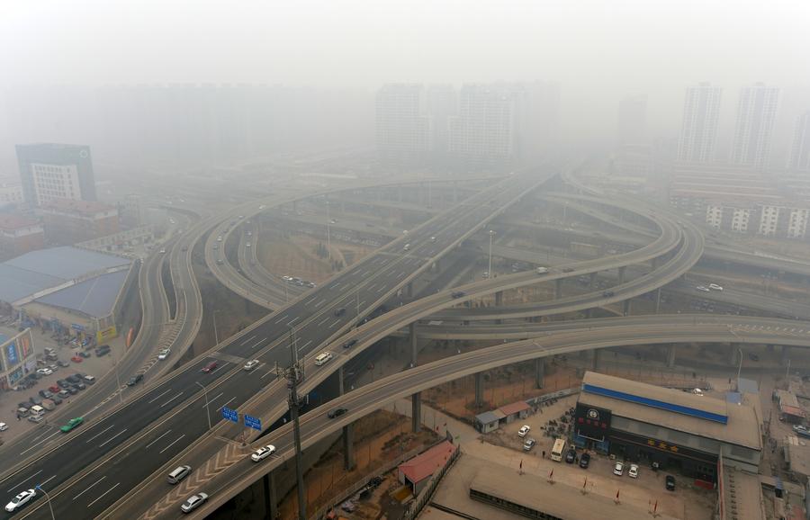 China fights air pollution as smog persists